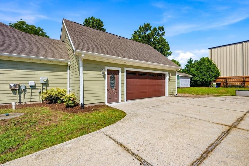 Fantastic opportunity to own a 4 bedroom/3 bath home in the - photo 3