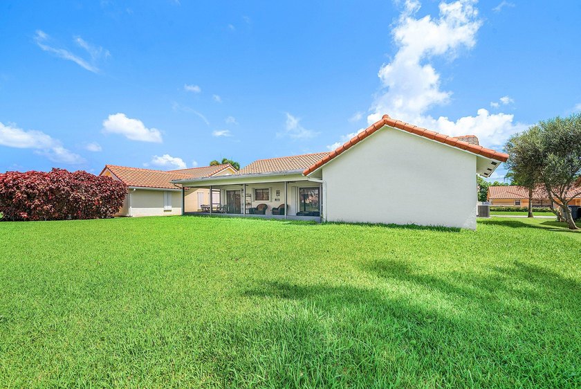 Beautiful, impeccably maintained, move-in ready 3/2/2 in the - photo 37