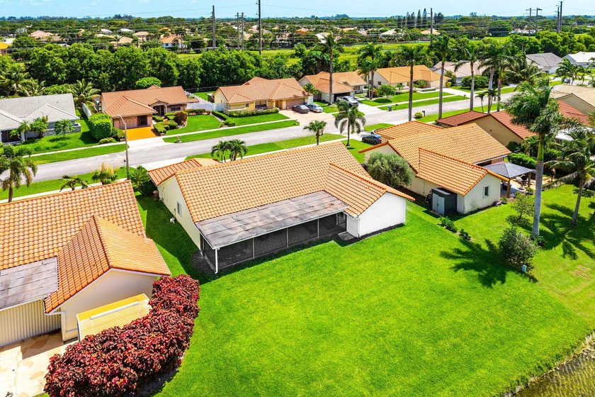 Beautiful, impeccably maintained, move-in ready 3/2/2 in the - photo 49