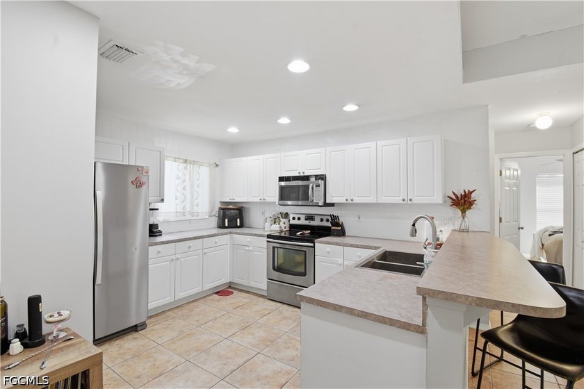 HUGE PRICE IMPROVEMENT! Move-in ready home on an oversized - photo 3