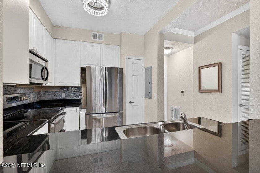 Low maintenance living in this beautifully updated 1 bedroom, 1 - photo 8