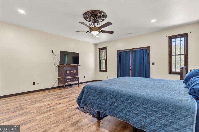 Modern barndominium on 10.28 private, wooded acres with TWO - photo 16