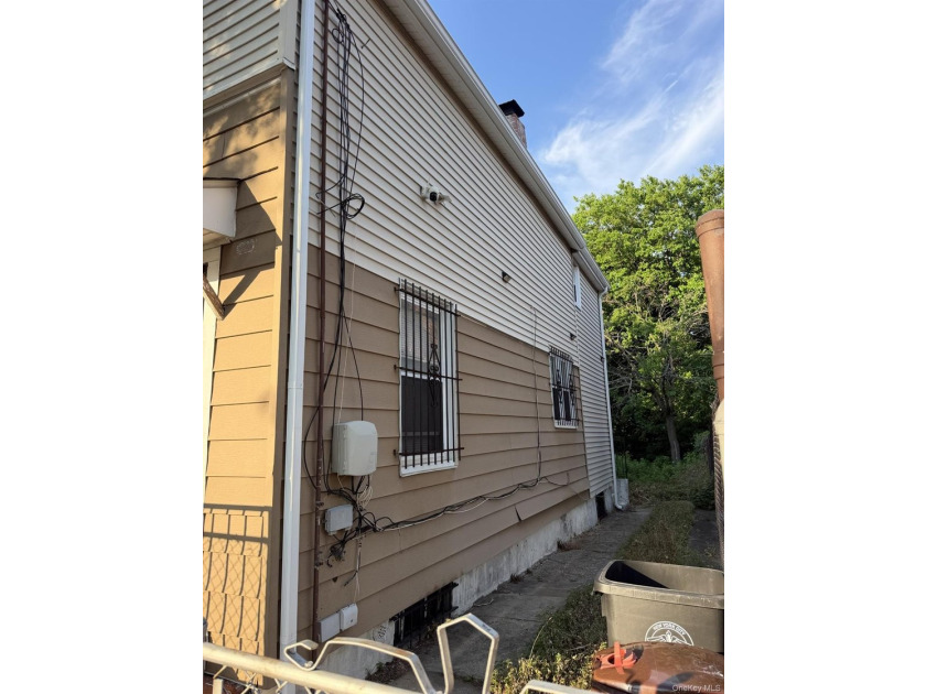Investor Special! 3 bedrooms, one full bath, eat in kitchen - photo 2