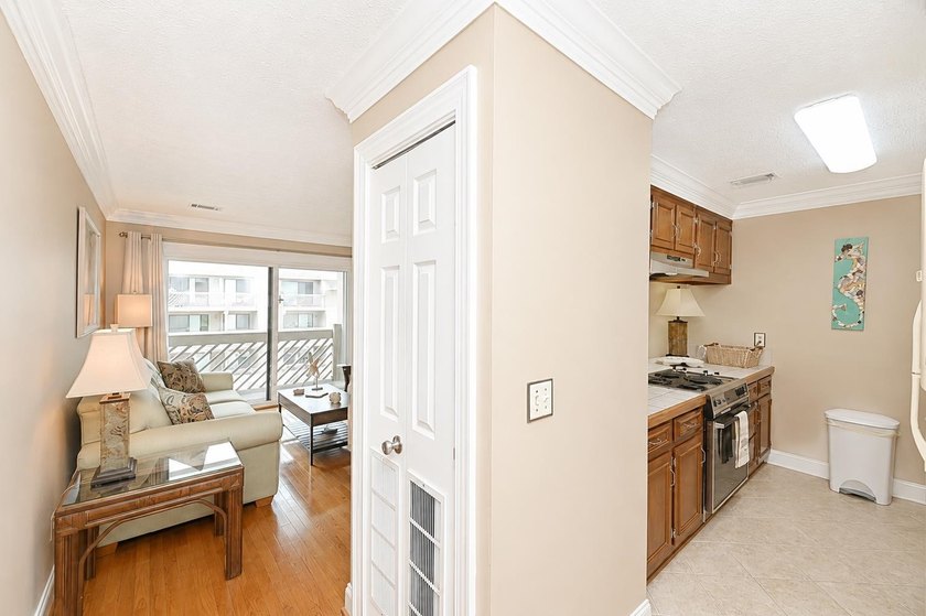 Wow! What a find! This beautifully maintained one bedroom, one - photo 4