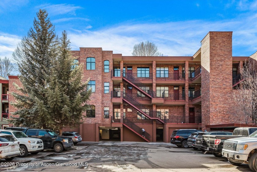 Riverfront luxury in the heart of Basalt. These two beautifully - photo 29