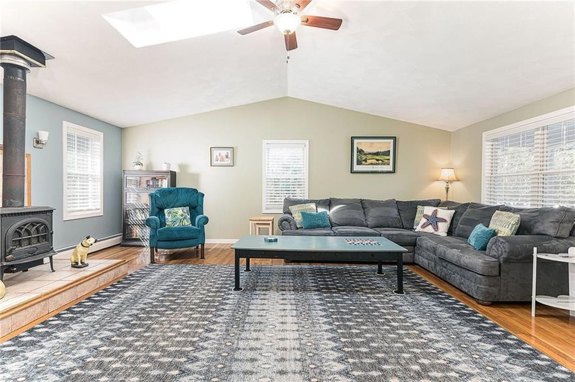 A perfect opportunity to own an immaculately kept 4 bedroom, 2 - photo 5
