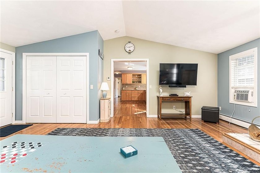 A perfect opportunity to own an immaculately kept 4 bedroom, 2 - photo 9