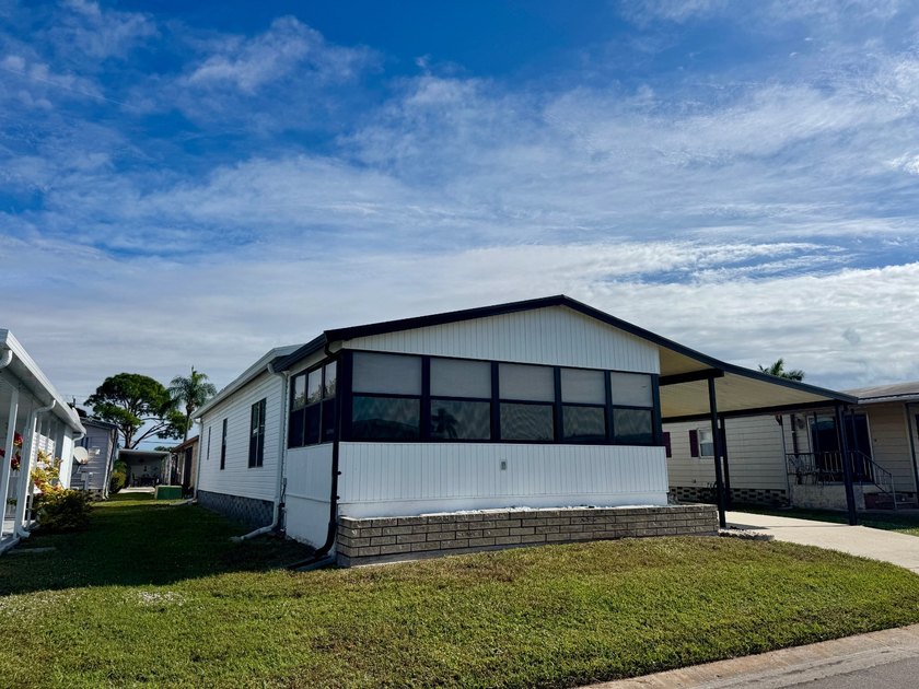 Beautifully Maintained 1983 Doublewide - Turnkey &amp; Move-In Ready - photo 3