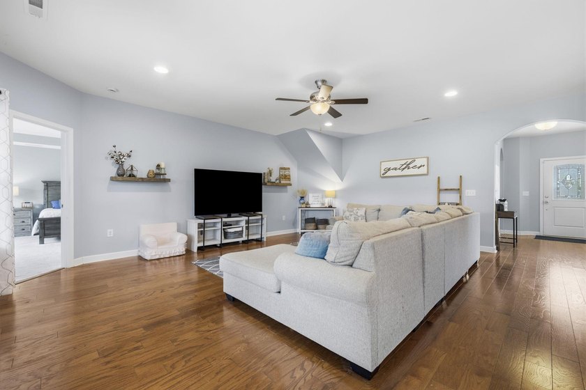 Welcome to this beautifully maintained 4-bedroom, 2-bath, 1 - photo 9
