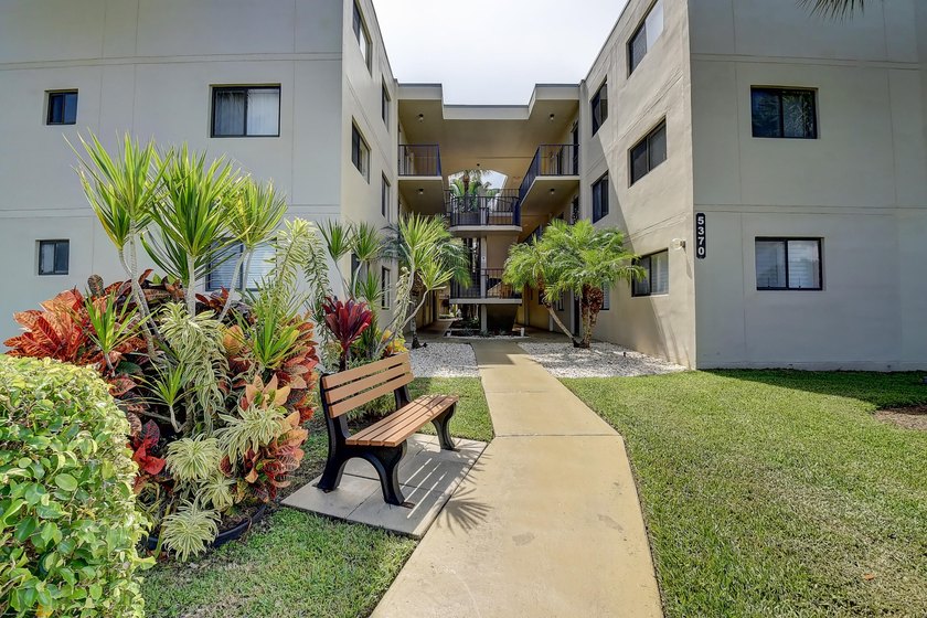 Welcome to Las Verdes, a vibrant and beautifully maintained 55+ - photo 4