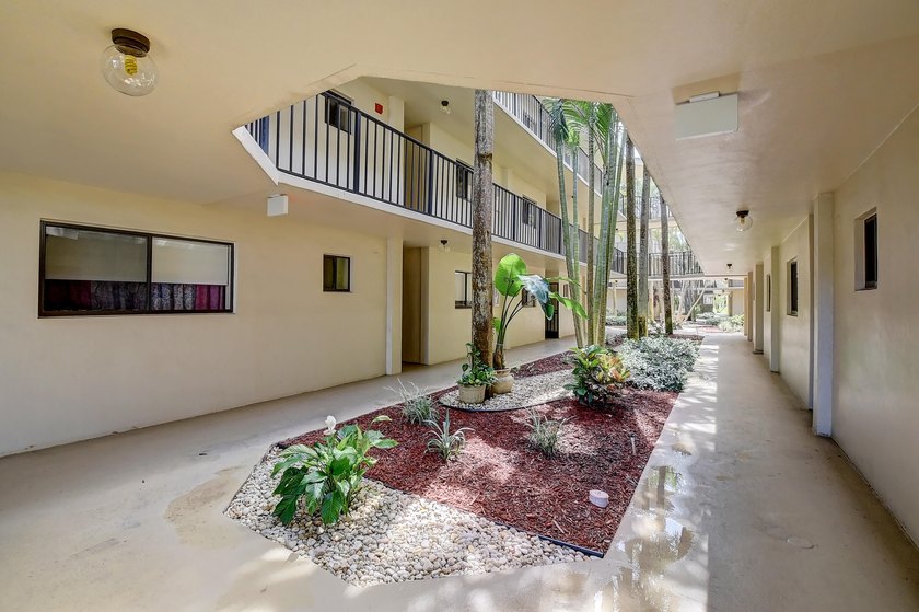 Welcome to Las Verdes, a vibrant and beautifully maintained 55+ - photo 5