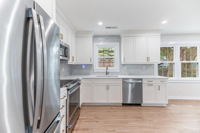 Move-in ready and beautifully renovated, this West Ashley gem - photo 6