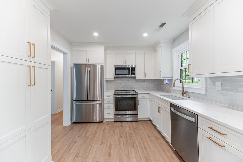 Move-in ready and beautifully renovated, this West Ashley gem - photo 7