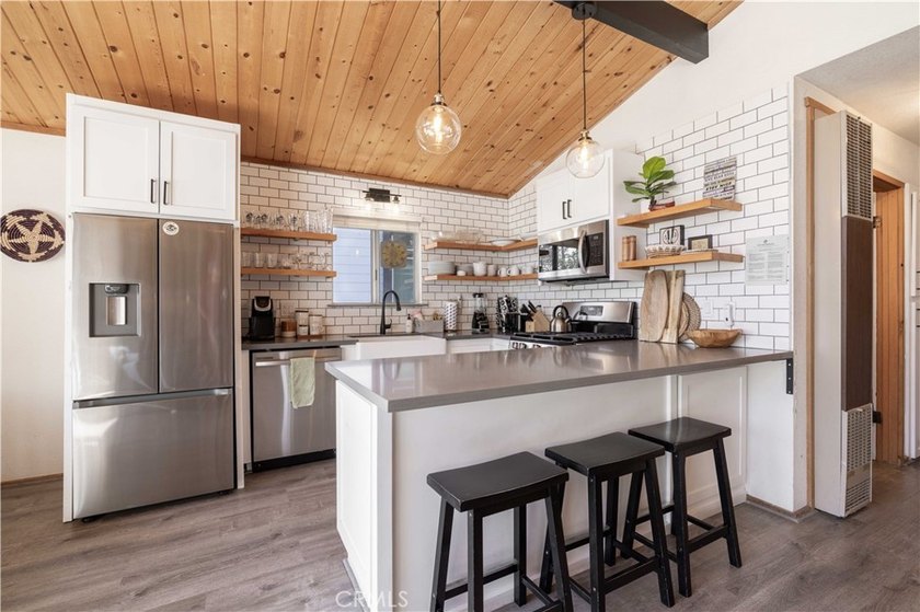 Spectacular Moonridge Retreat! Ideally located just moments from - photo 4