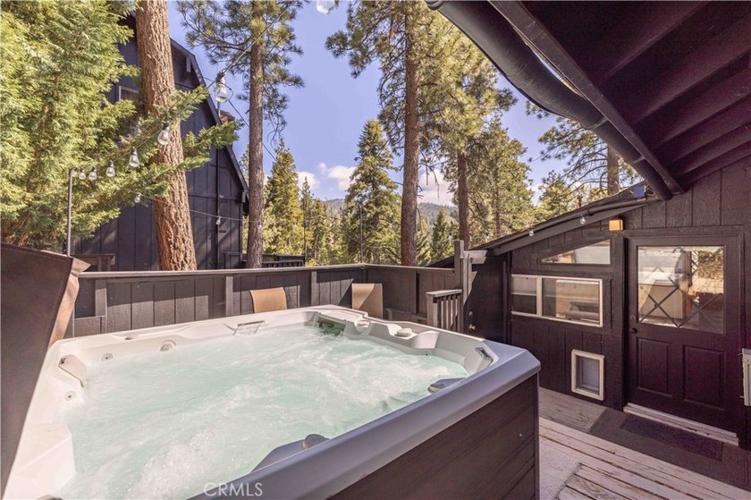 Spectacular Moonridge Retreat! Ideally located just moments from - photo 6
