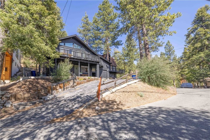 Spectacular Moonridge Retreat! Ideally located just moments from - photo 8