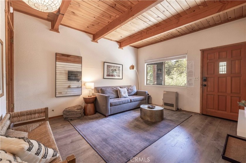 Spectacular Moonridge Retreat! Ideally located just moments from - photo 9
