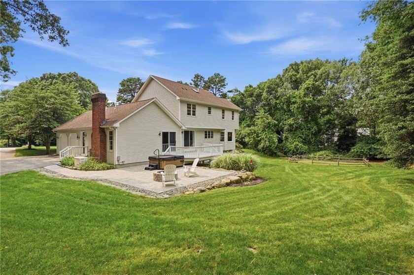 Welcome to 136 Holly Hills Lane, a beautifully maintained - photo 4