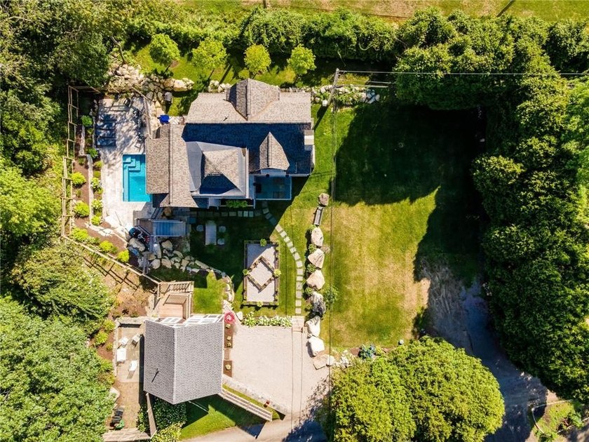 19 East Hills Road presents a rare opportunity to own a - photo 4