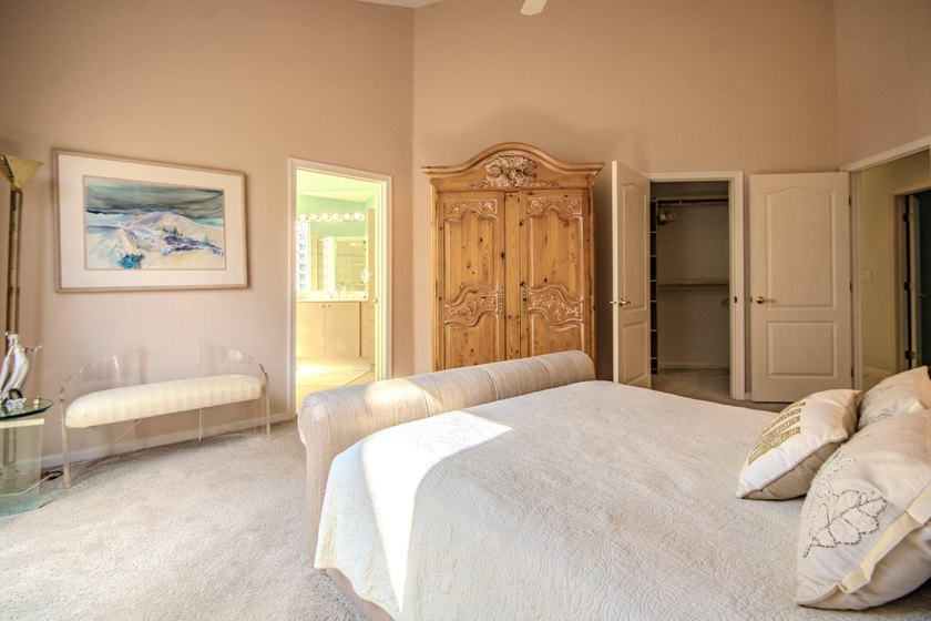 Experience the pinnacle of luxury in this stunning 3 bedroom, 2 - photo 17
