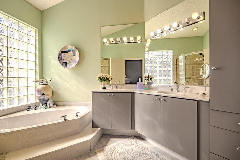 Experience the pinnacle of luxury in this stunning 3 bedroom, 2 - photo 18
