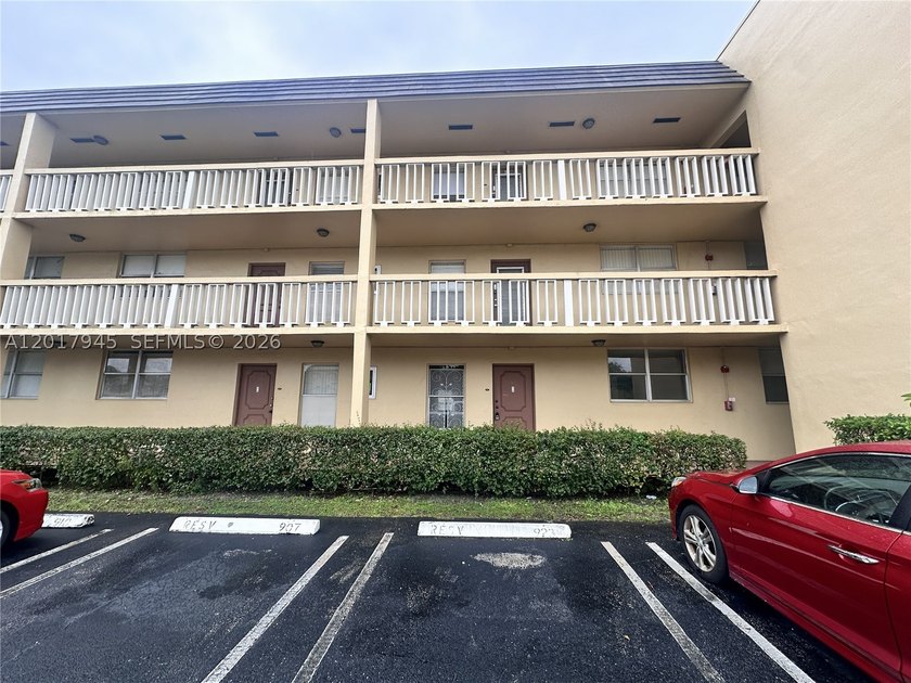 Handyman Special. 2B/2B Condo. This condo is ready for the right - photo 2