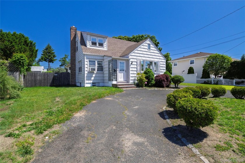 Welcome to this spacious 3-bedroom expanded Cape situated on an - photo 3