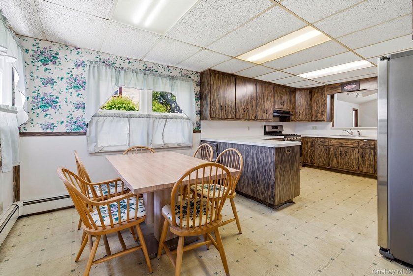 Welcome to this spacious 3-bedroom expanded Cape situated on an - photo 6