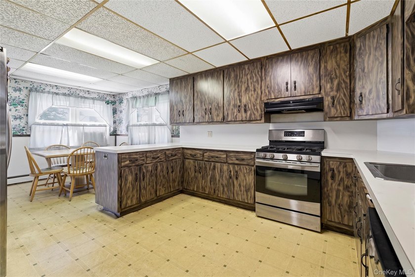 Welcome to this spacious 3-bedroom expanded Cape situated on an - photo 7