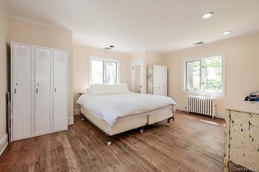 Welcome to this sun-drenched and charming Tudor-style residence - photo 22