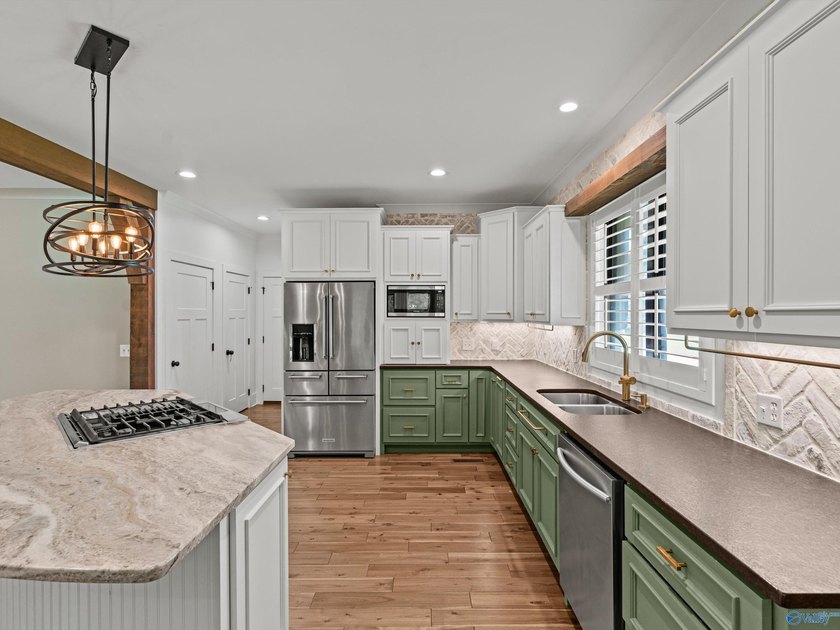 Stunning Sycamore Cove home inside Guntersville city limits - photo 7