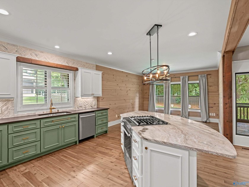 Stunning Sycamore Cove home inside Guntersville city limits - photo 8