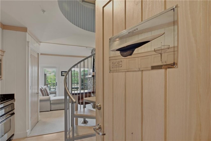 One-of-a-kind pied-a terre overlooking Narragansett Bay and the - photo 4