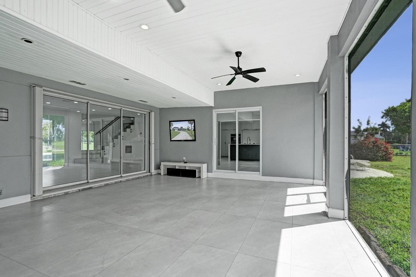 New roof, updated electrical and plumbing, a gourmet kitchen - photo 23