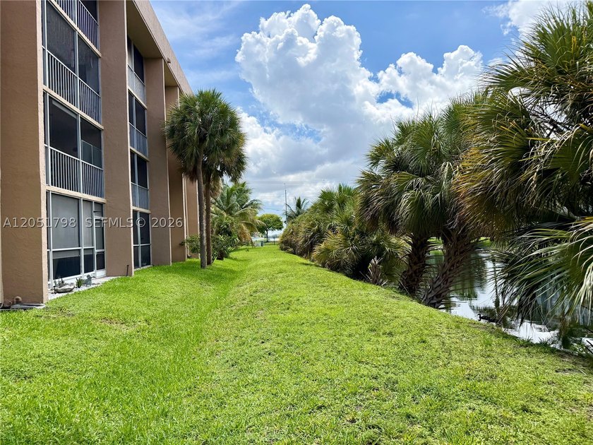 Welcome to this beautifully updated 1-bedroom, 1-bath condo - photo 24