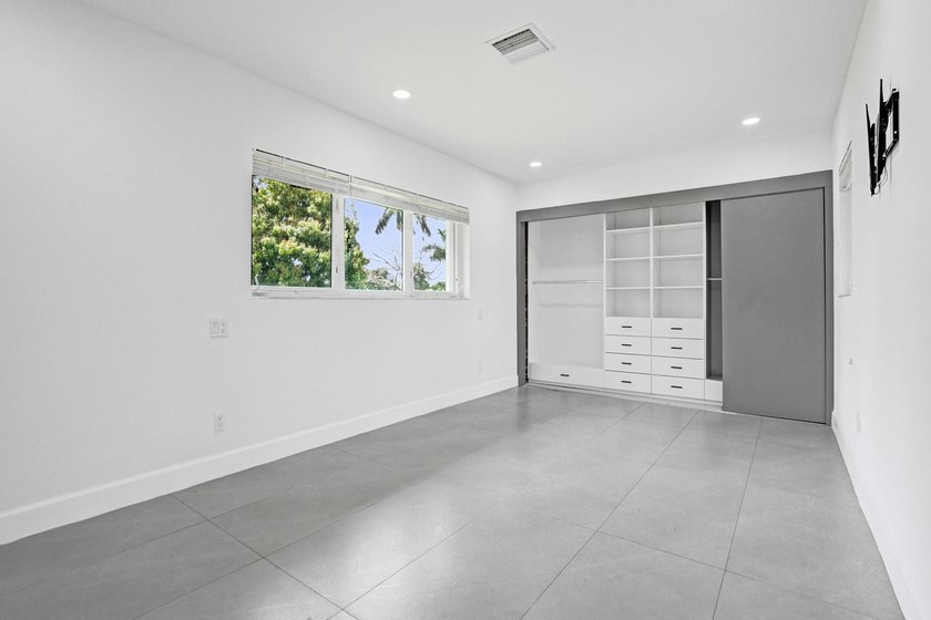 New roof, updated electrical and plumbing, a gourmet kitchen - photo 26