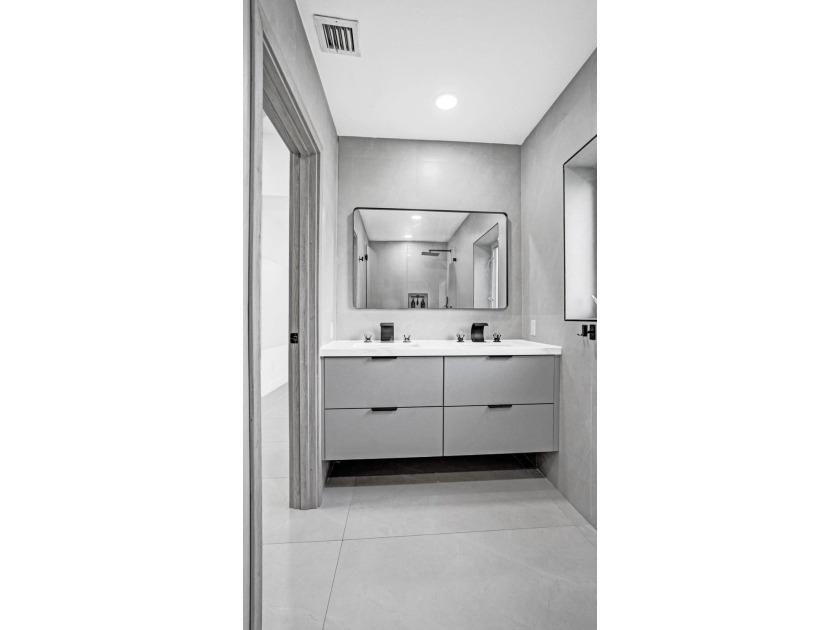 New roof, updated electrical and plumbing, a gourmet kitchen - photo 35