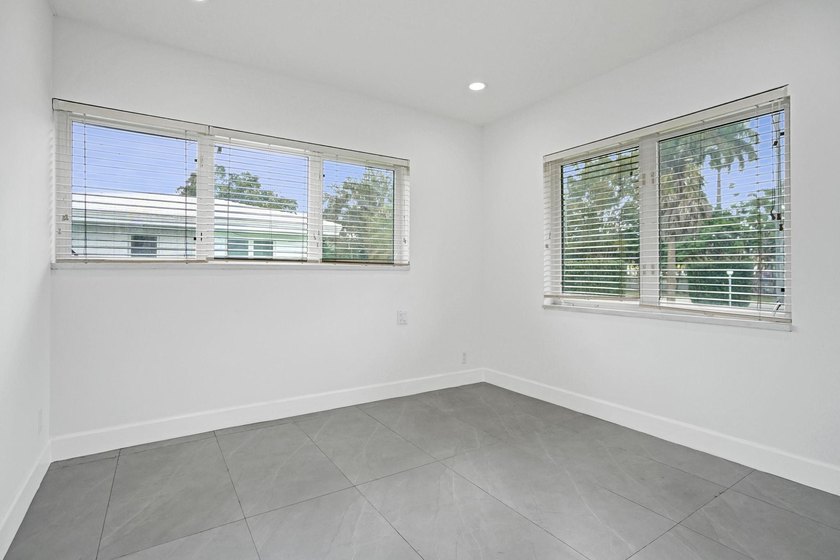 New roof, updated electrical and plumbing, a gourmet kitchen - photo 38