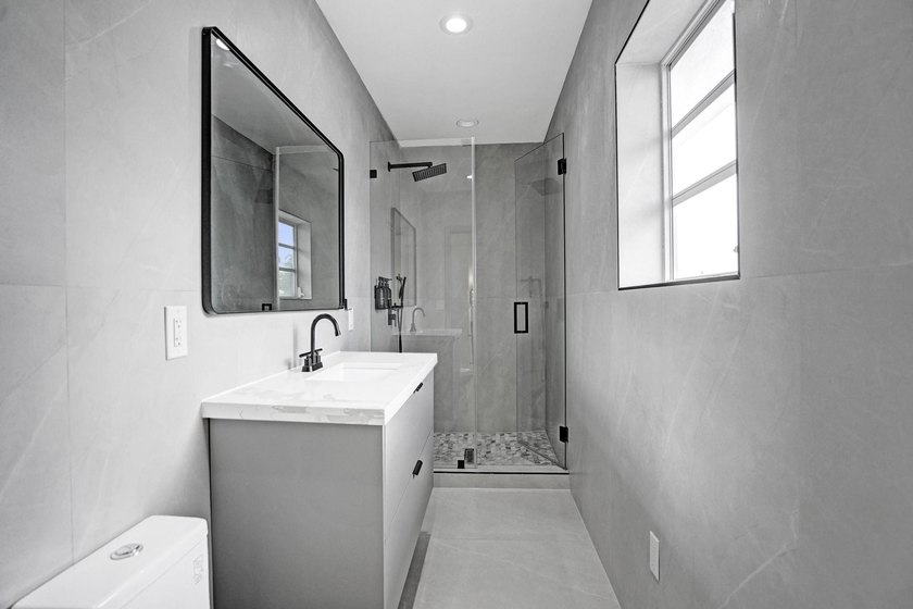New roof, updated electrical and plumbing, a gourmet kitchen - photo 43
