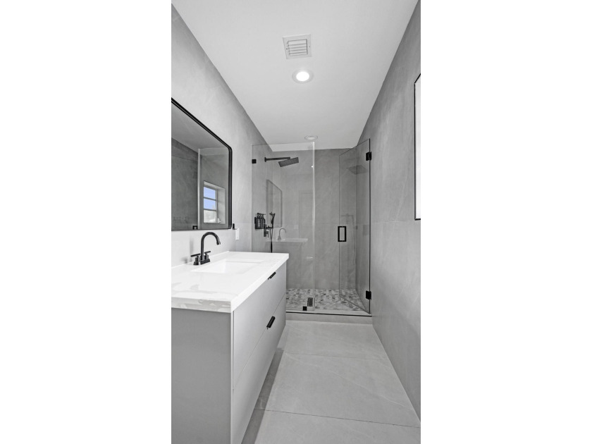 New roof, updated electrical and plumbing, a gourmet kitchen - photo 45