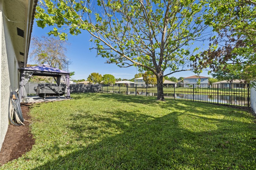 LAKESIDE Living at Its Best! Welcome to this beautifully - photo 5