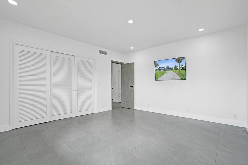 New roof, updated electrical and plumbing, a gourmet kitchen - photo 49