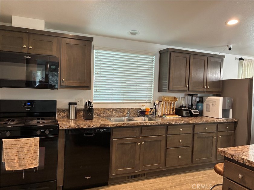Gorgeous 4 Bedrooms, 2 Baths built in 2018, great open floor - photo 9