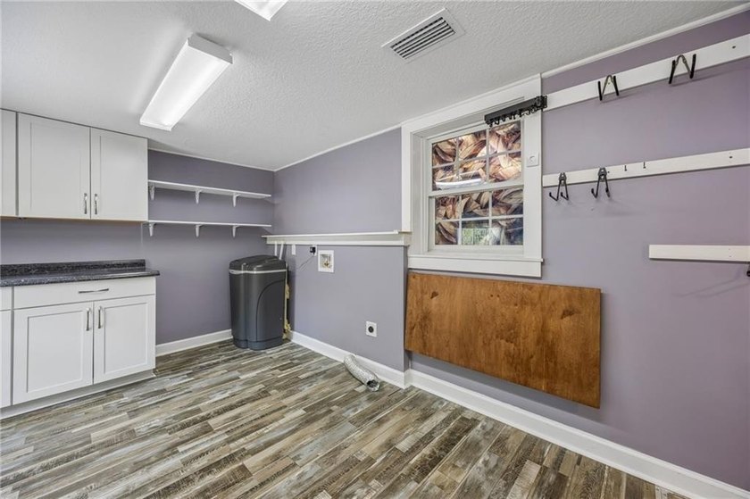 Plenty of space in Downtown Historic Saint Marys! Sitting - photo 12