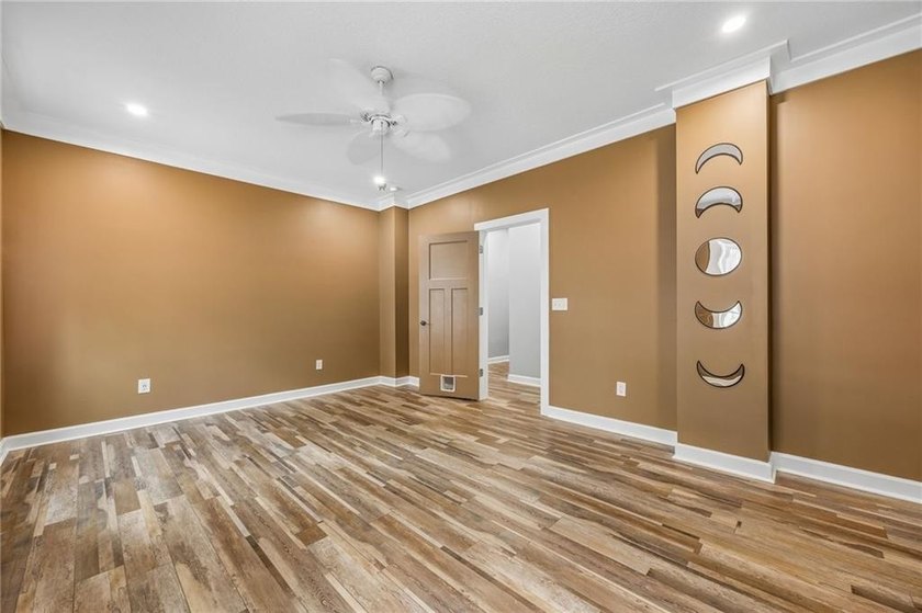 Plenty of space in Downtown Historic Saint Marys! Sitting - photo 29