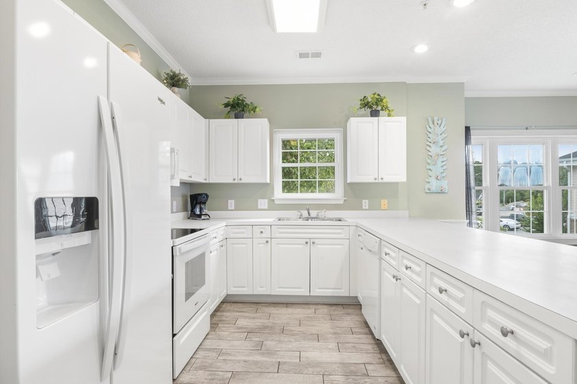 Motivated Seller! Welcome to this beautifully maintained - photo 4