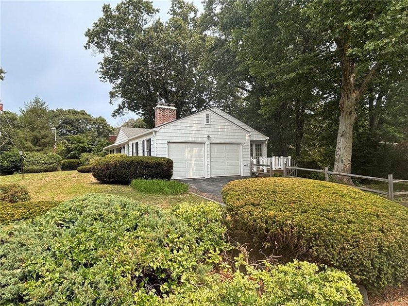 Situated on a desirable corner lot in the sought after Cowesett - photo 2