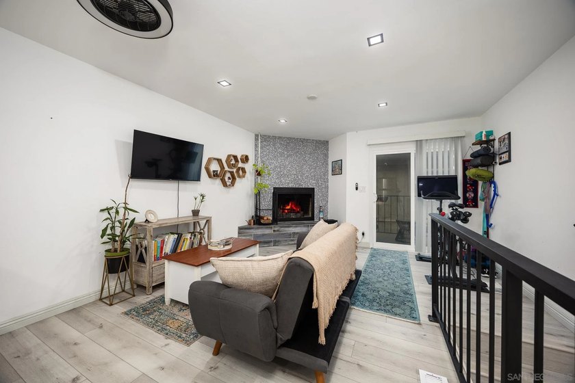 Completely updated Point Loma townhouse is situated in an ideal - photo 3