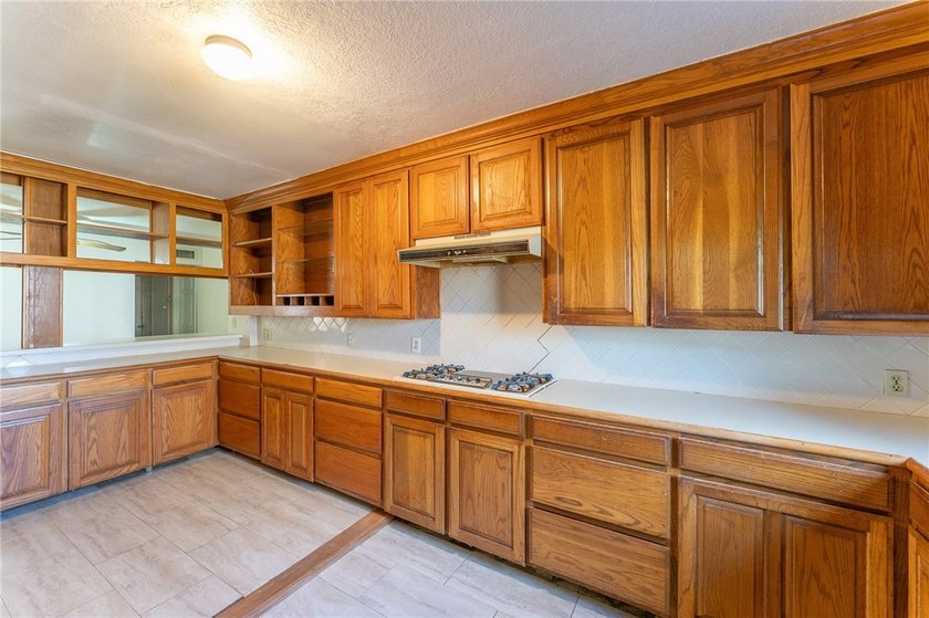 SELLER OFFERING $5,000 IN SELLER CREDITS! Spacious 6-bedroom - photo 12