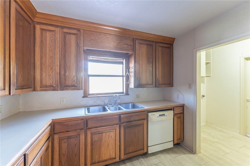 SELLER OFFERING $5,000 IN SELLER CREDITS! Spacious 6-bedroom - photo 13